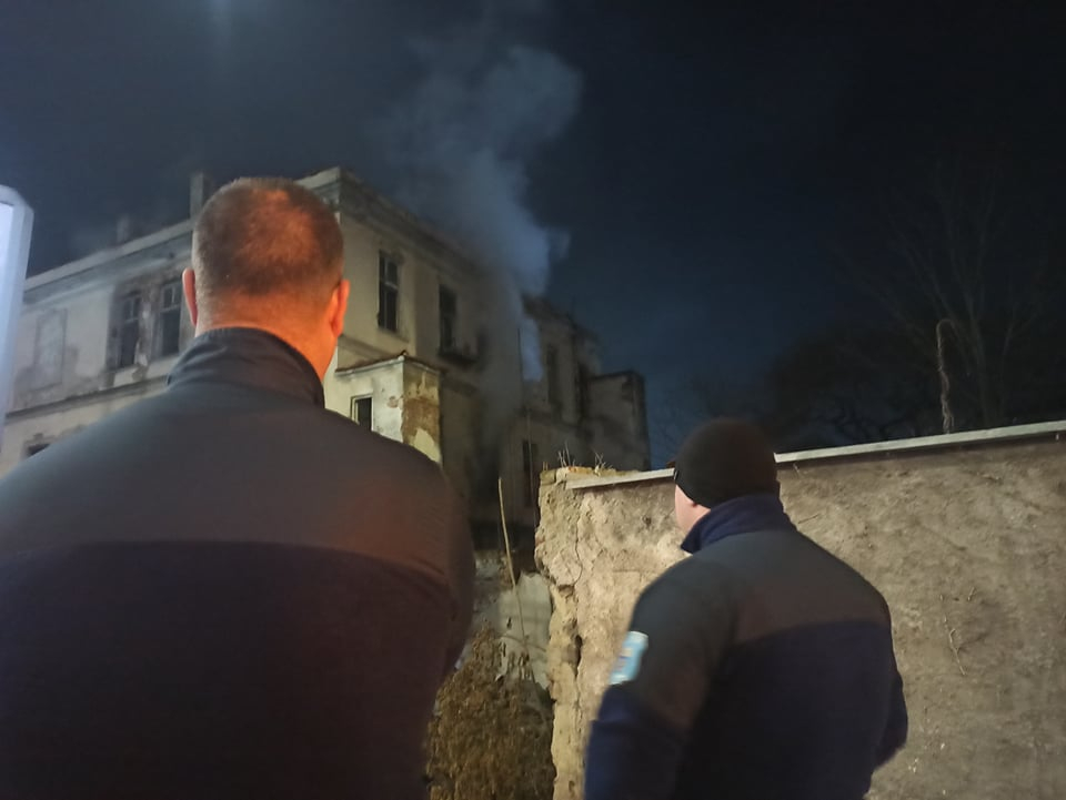 Пожар изпепели сграда в Бургас часове, след като губернаторът я хариза на държавата ВИДЕО 