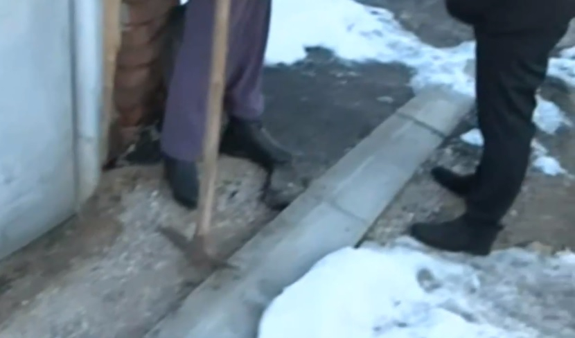 Шок: Жители на самоковско село къртят тротоари, за да излязат от вкъщи ВИДЕО