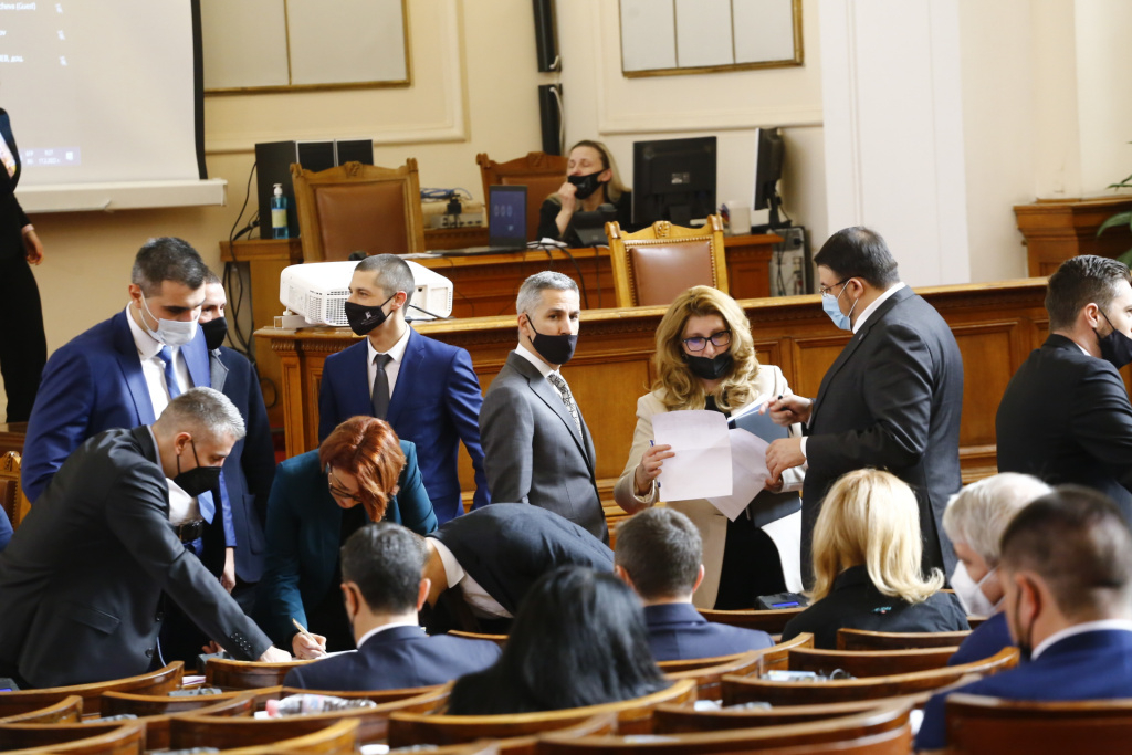 С три гласувания и скандал парламентът реши за "златните паспорти" и българското гражданство