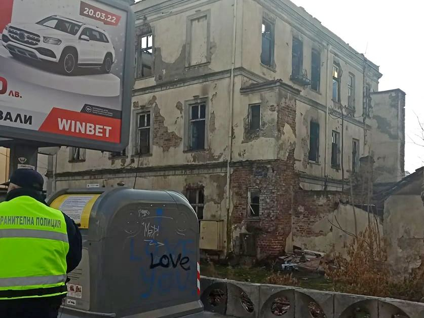 От полицията с ексклузивни новини след пожара, изпепелил държавна сграда в Бургас 