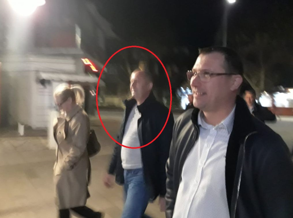 Изловиха Радев посред нощ на интересно място в тесен кръг да... ВИДЕО