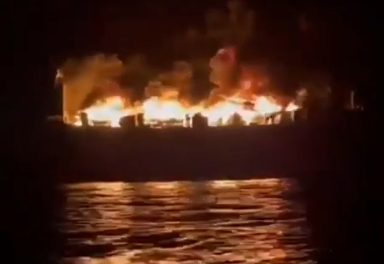 След пожара на круиз в Гърция: Издирват най-малко 11 души ВИДЕО