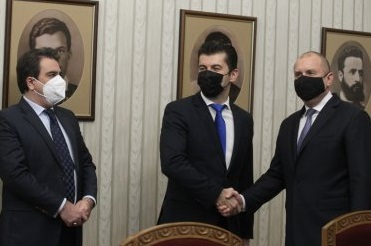 Радев пак захапа властта за тежък проблем на българите, Асен Василев го попари