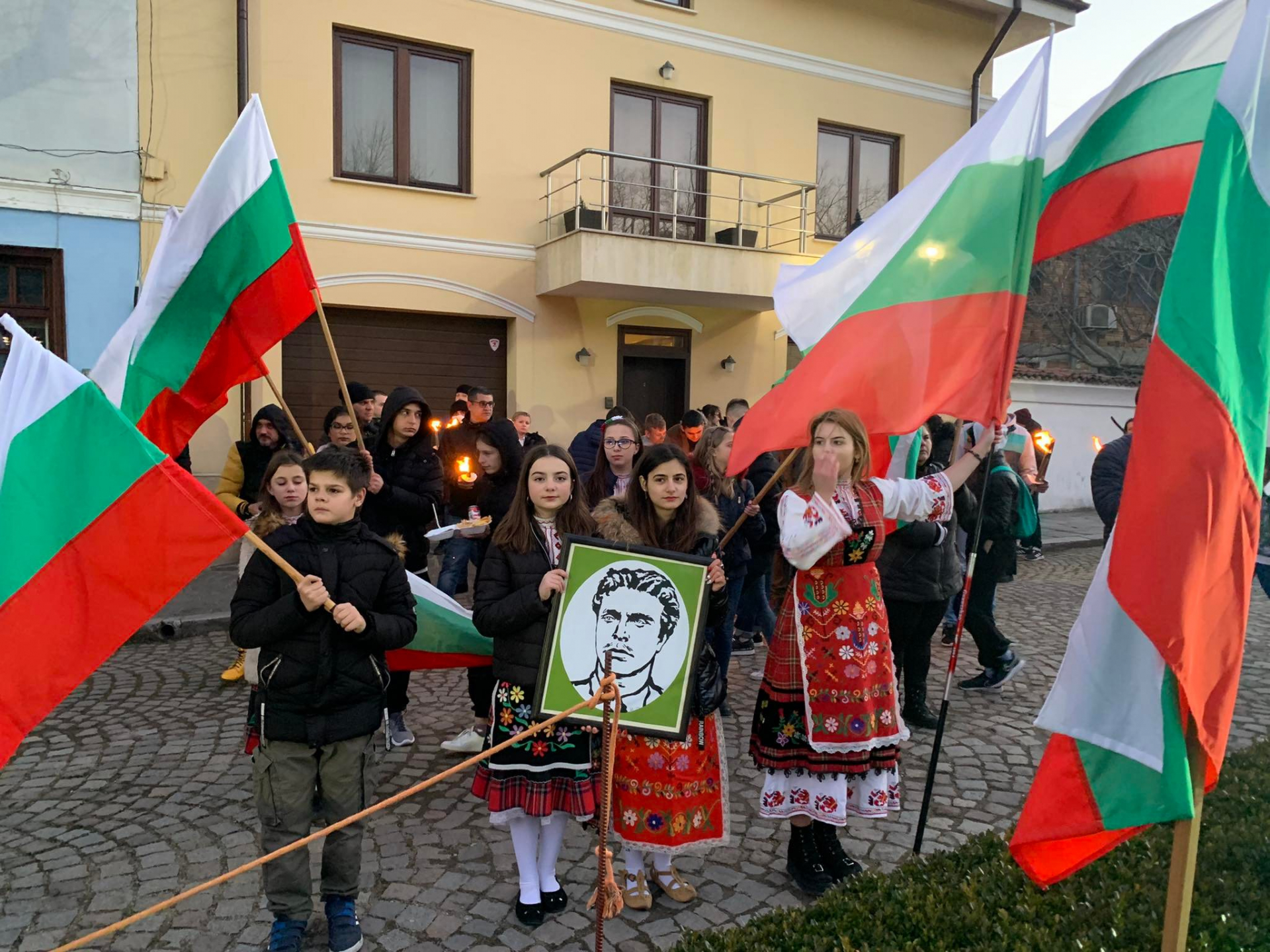 Фоторепортаж в БЛИЦ! Ето как в Карлово почетоха Васил Левски