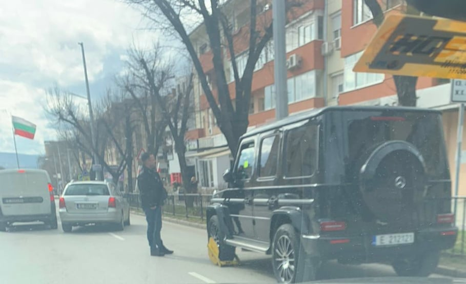 Посякоха "Киселите гъзари" в Благоевград! Бизнесмен брои 7 бона за огледален номер на джипа си, но няма левче за... СНИМКИ