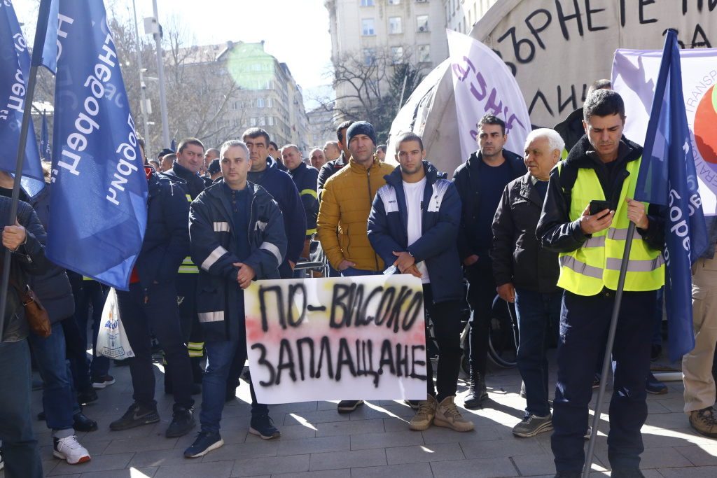Започна протестът на пожарникарите, КНСБ им удря рамо НА ЖИВО