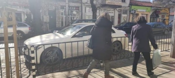 Гъзарски мерцедес спря на трамвайни релси, всички охулиха водача, но се шокираха от истината СНИМКА