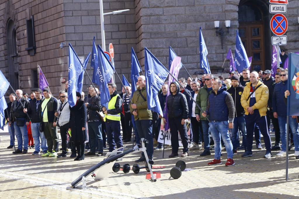 Протестиращи поканиха властта да изкарат една смяна с тях, за да видят, "че не са безсмъртни" СНИМКИ