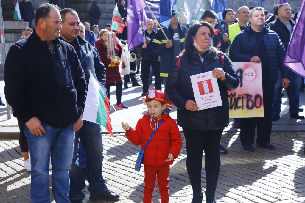 Протестиращи поканиха властта да изкарат една смяна с тях, за да видят, "че не са безсмъртни" СНИМКИ