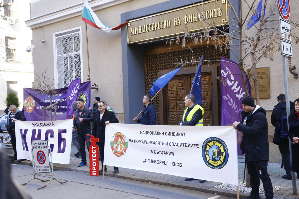 Протестиращи поканиха властта да изкарат една смяна с тях, за да видят, "че не са безсмъртни" СНИМКИ