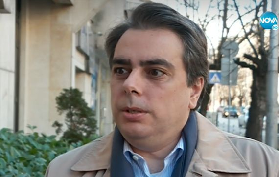 Асен Василев посече протестиращите полицаи: Пари ще има, но първо трябва...