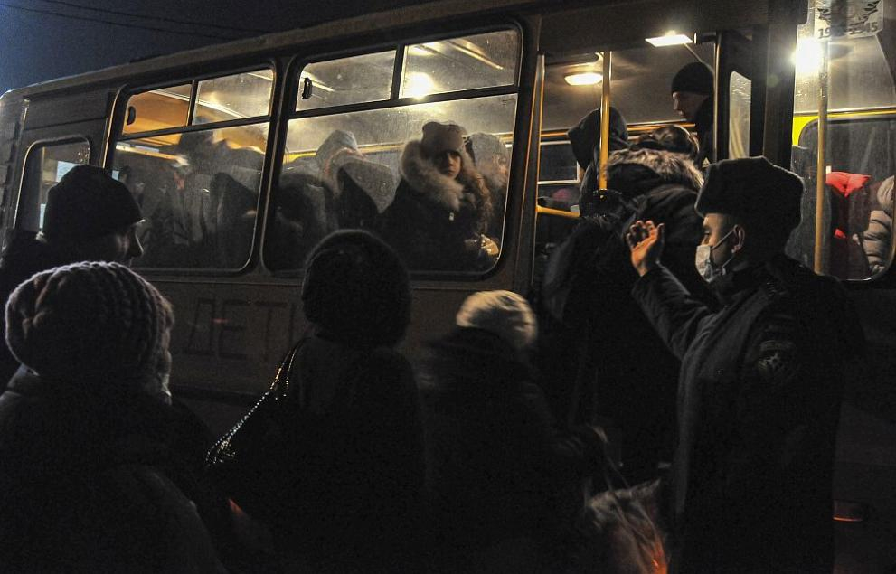 Последната разходка до гробищата - смразяващи кръвта разкази от масовата евакуация в Донбас НА ЖИВО