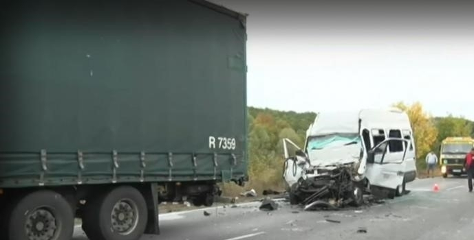 Зверско меле на Е-79, пожарникари режат ламарини, за да извадят водача 