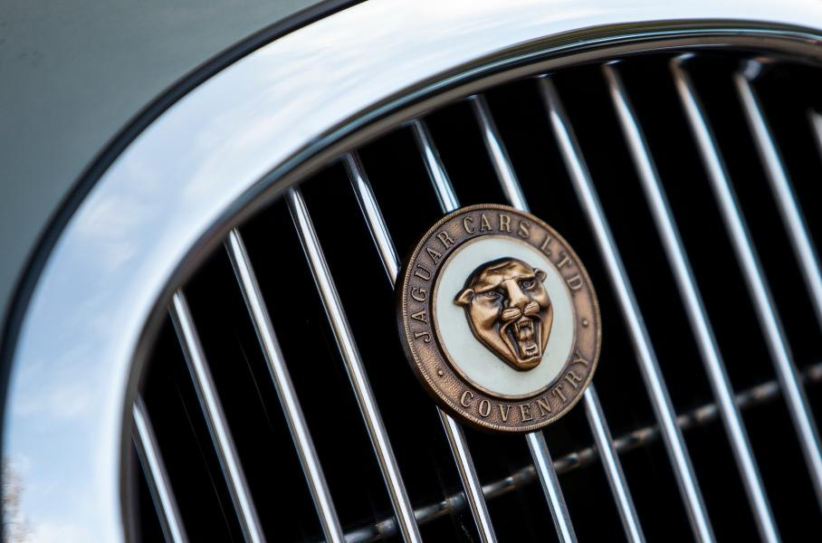 Намериха Jaguar насред полето и го продадоха за 1 милион долара СНИМКИ
