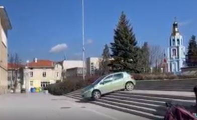 Шофьор слезе по стълби с колата си в Панагюрище и изуми минувачите ВИДЕО 