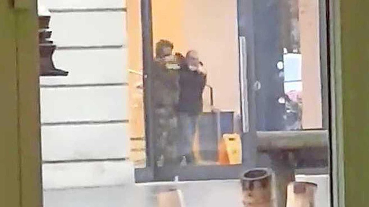 Извънредна ситуация в Амстердам, взети са заложници ВИДЕО