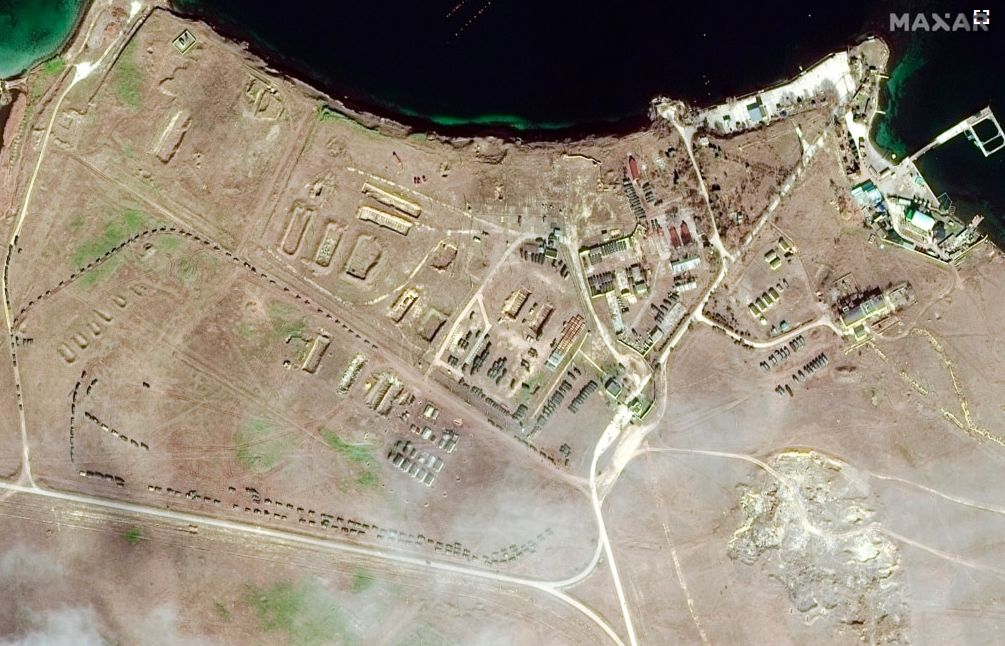 Сателитни СНИМКИ разкриха: Огромни руски военни колони напредват към Харков и Донбас ВИДЕО