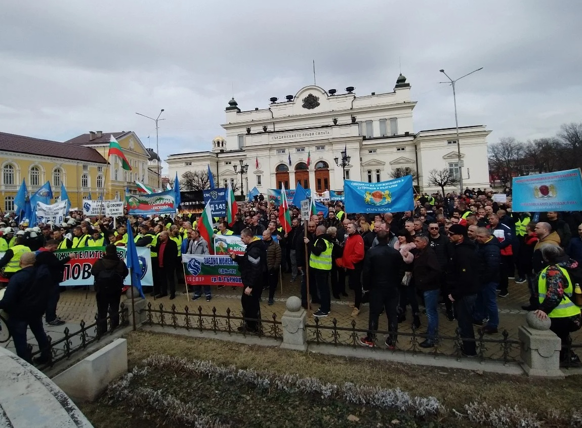 Кирил Петков ядоса полицаите и пожарникарите, а те се заканиха да... 