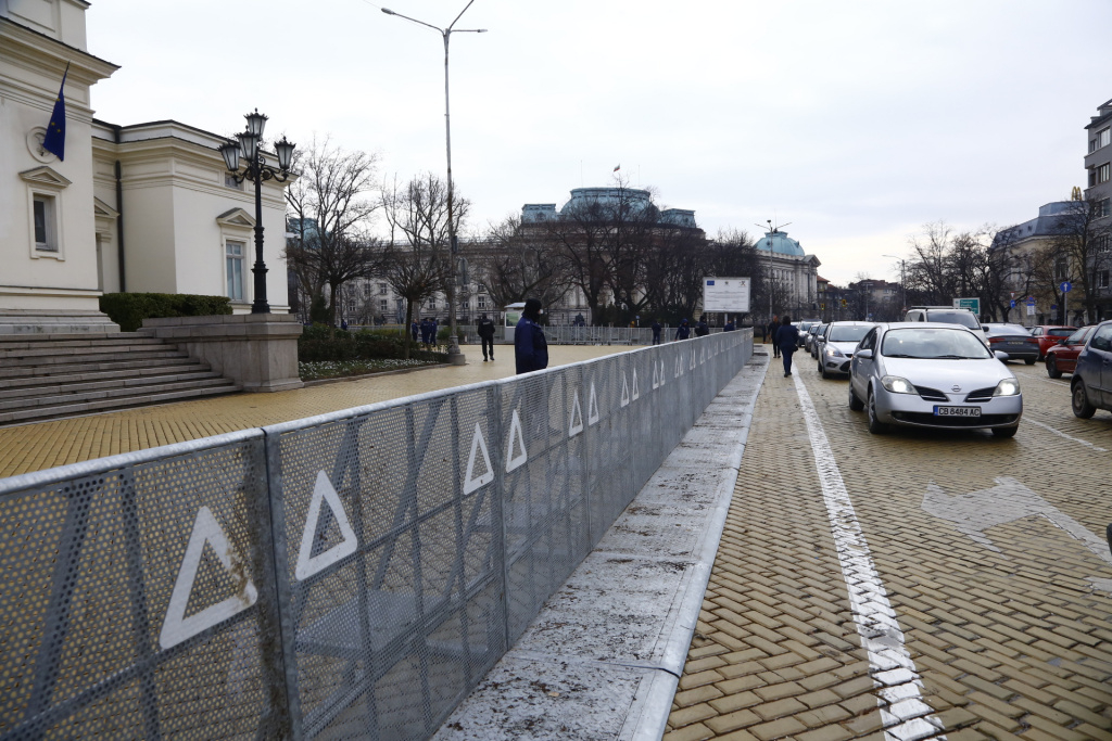 Петков излезе пред протестиращите и ето какво се случи БЛИЦ TV