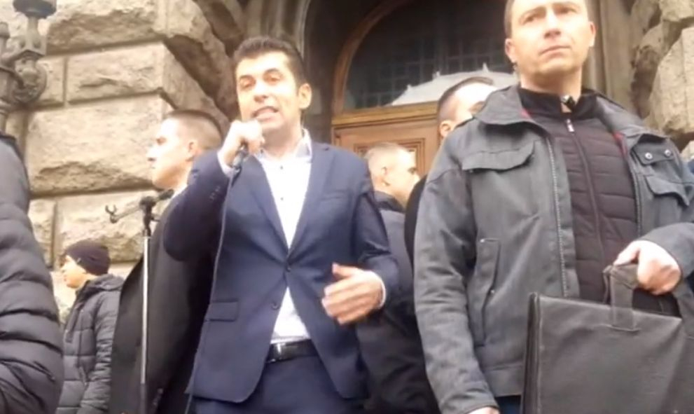 Петков излезе пред протестиращите и ето какво се случи БЛИЦ TV