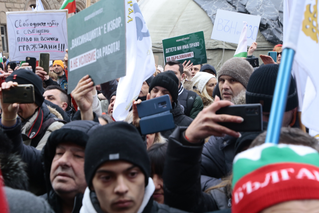 Петков излезе пред протестиращите и ето какво се случи БЛИЦ TV