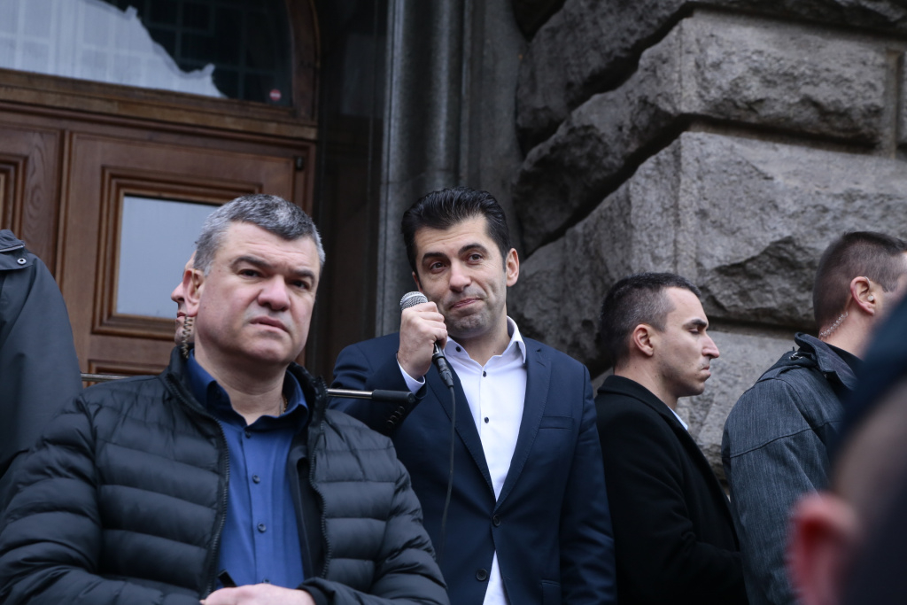 Петков излезе пред протестиращите и ето какво се случи БЛИЦ TV