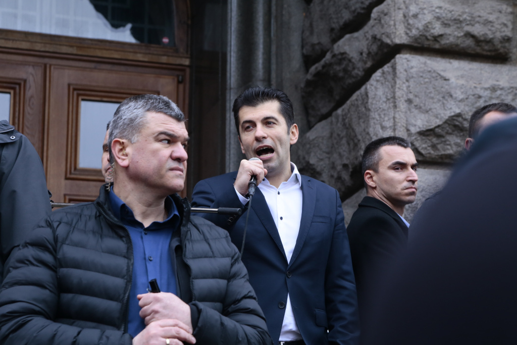 Петков излезе пред протестиращите и ето какво се случи БЛИЦ TV
