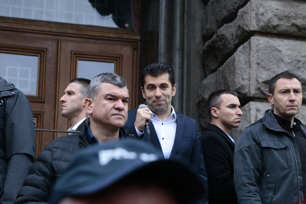 Петков излезе пред протестиращите и ето какво се случи БЛИЦ TV