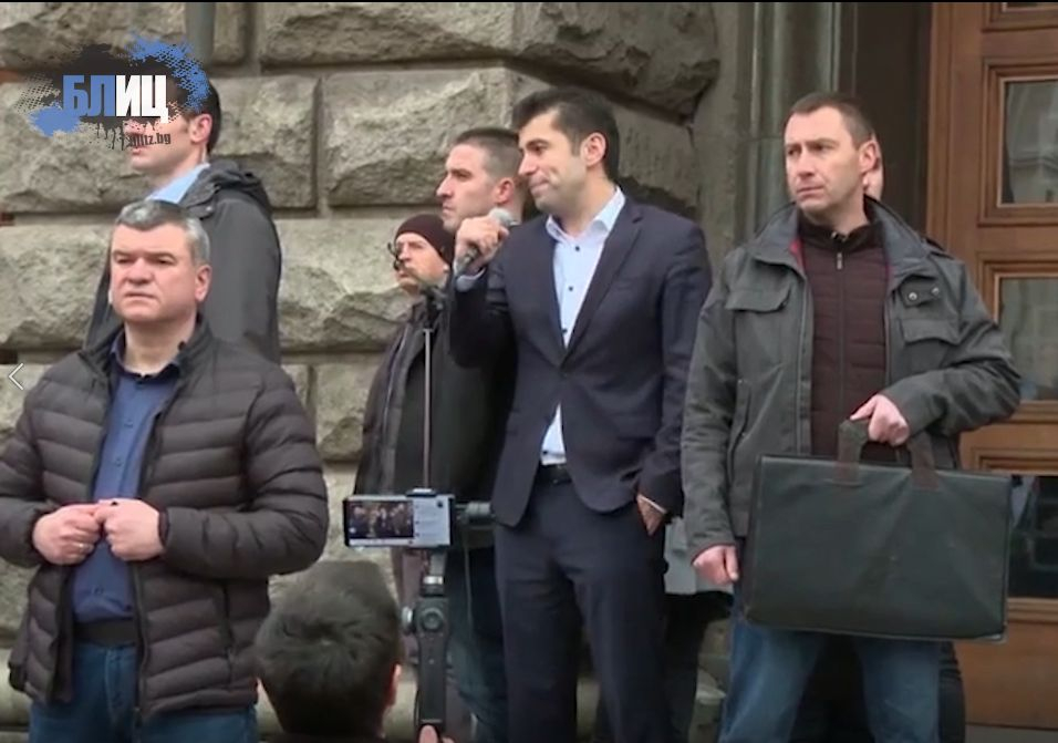 БЛИЦ TV видя как с ръка в джоба Кирил Петков повери на Възраждане противоепидемичните мерки занапред