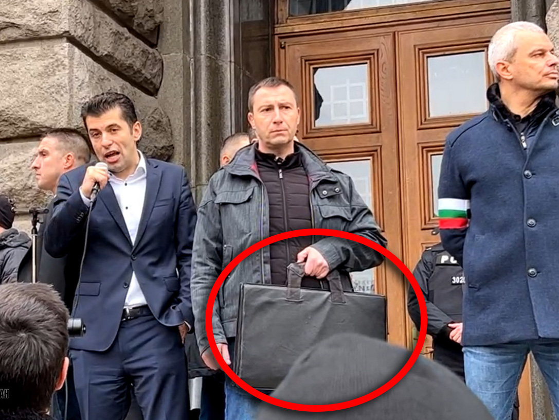 Петков се появи на протеста, а мистериозен мъж до него разбуни духовете, какво държи?! СНИМКА