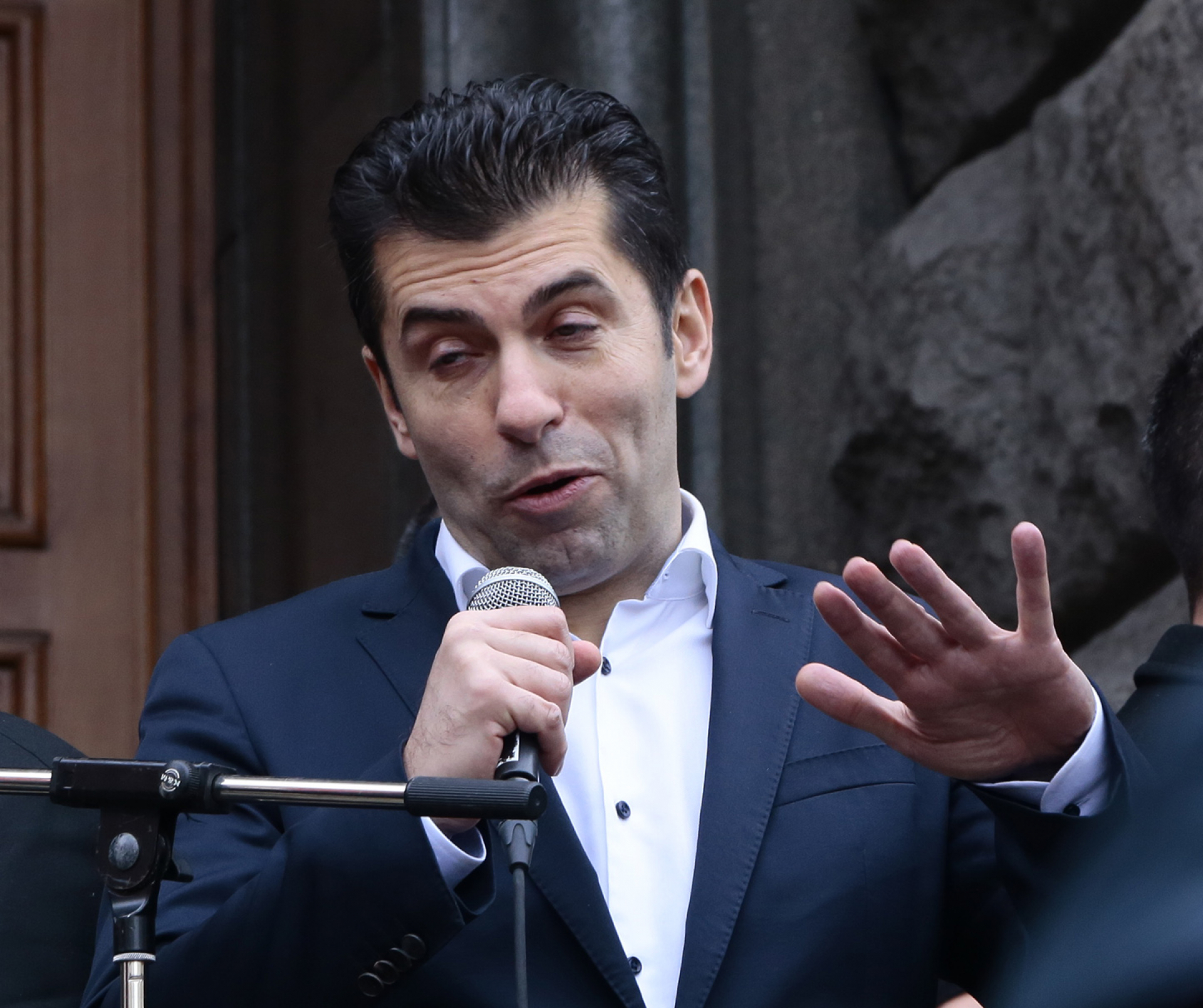 Уволненият зам.-министър проговори първо пред БЛИЦ за теслата, клати ли се коалицията?! 