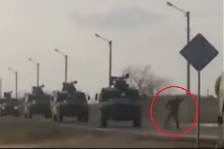 Спомен от Тянанмън: ВИДЕО на неизвестен украински храбрец, не се крие като Зеленски в бункер, смълча света ВИДЕО