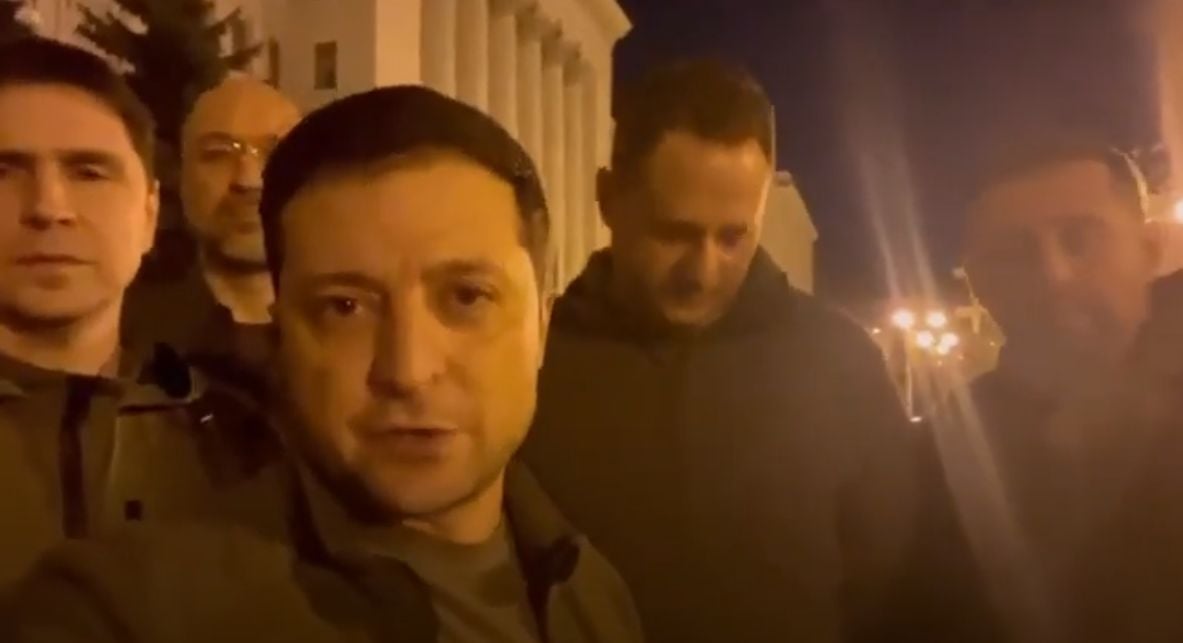 По тъмна доба Зеленски излезе от бункера, за да брани Киев заедно с Кличко и... ВИДЕО