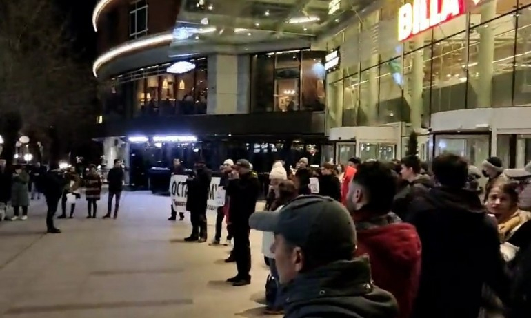 Протест пред БНТ: Поискаха оставката на Стефан Янев ВИДЕО