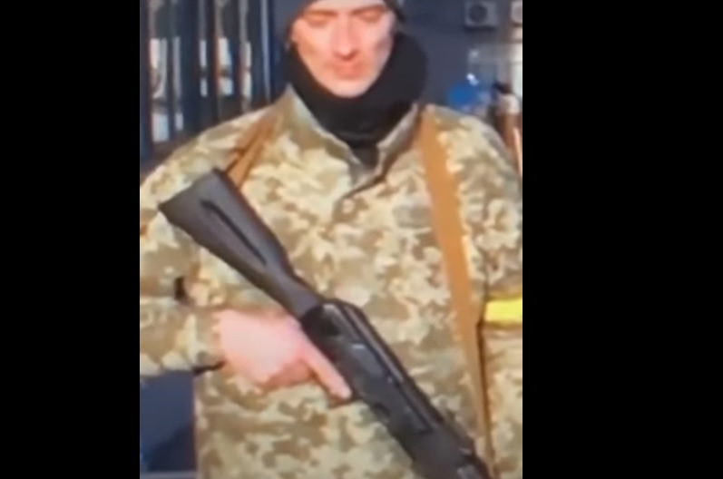 Автоматът на украински войник се разпадна в ефир по време на бойно интервю с Порошенко ВИДЕО