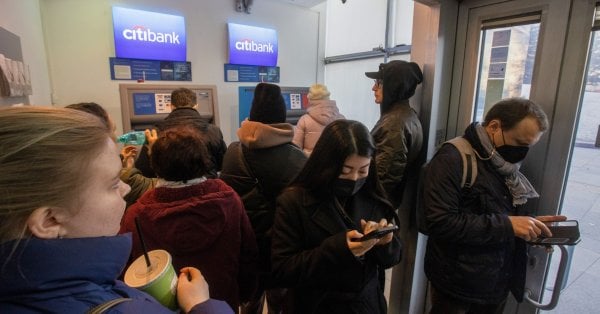 Паника в Русия: Хората теглят всичките си пари, банките изнемогват