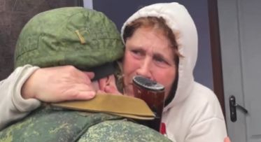 Трогателно ВИДЕО: Боец ​​от армията на Луганск видя майка си и баща си за първи път от 8 години 