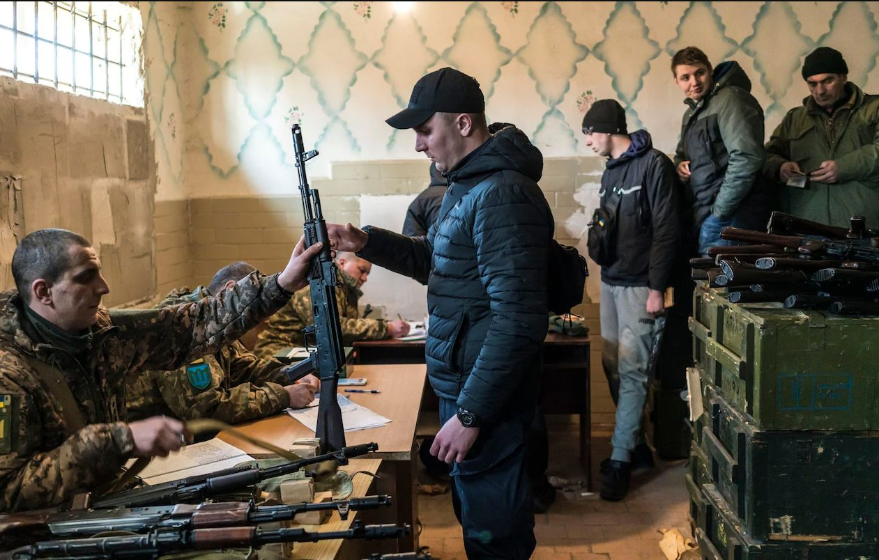 Българин от Украйна пише на Костадинов: Агонизиращата власт в Киев иска да се насити с кръвта на народа