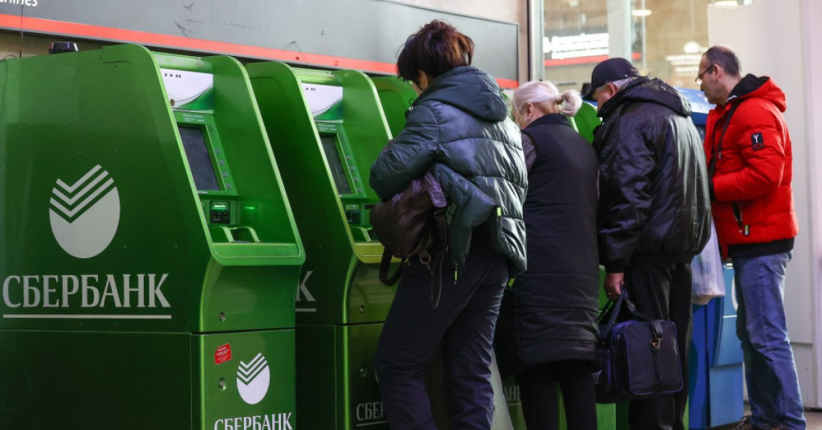 Руската централна банка с извънредни мерки, за да спре срива на рублата