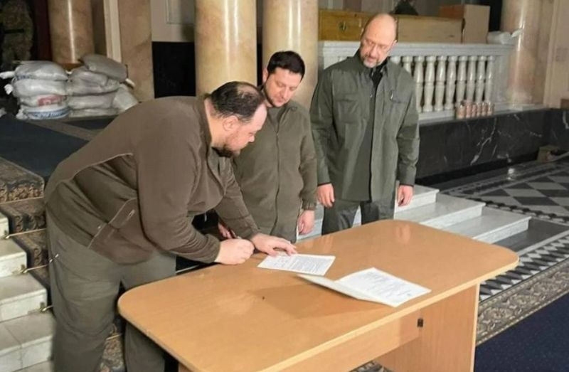 Зеленски подписа заявление за присъединяване на Украйна към Европейския съюз
