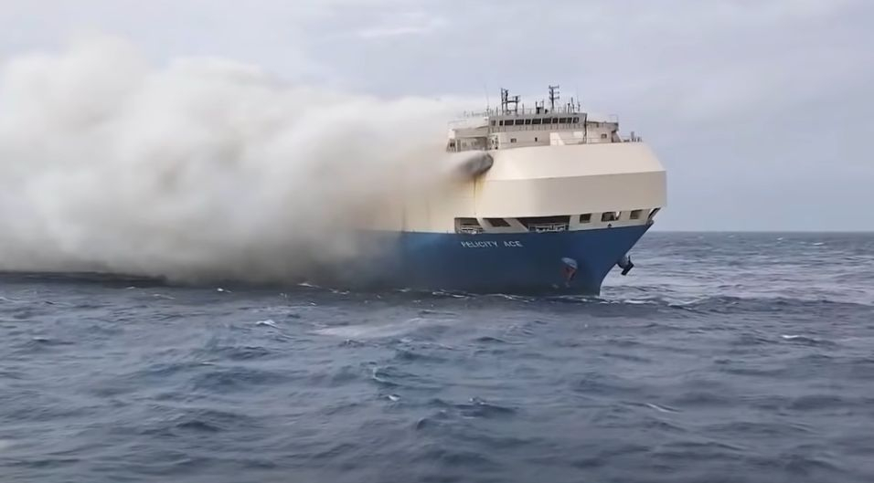 Огромен кораб с 4000 коли на борда се потъна в Атлантическия океан ВИДЕО