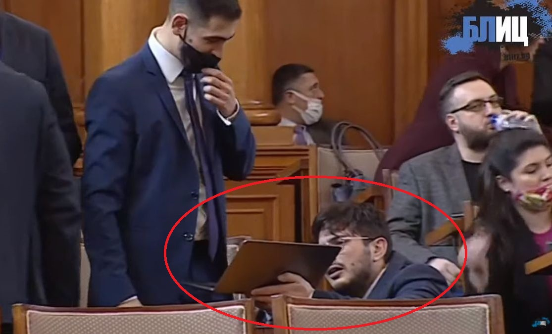 Депутат на Слави изуми всички в НС с това, което направи БЛИЦ TV