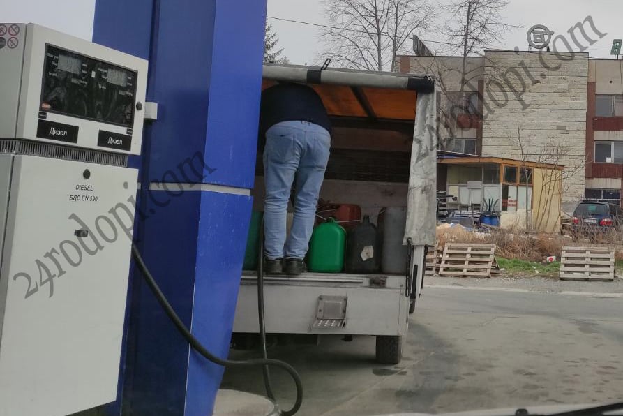 По бензиностанциите в Кърджали опашки няма, но... СНИМКИ
