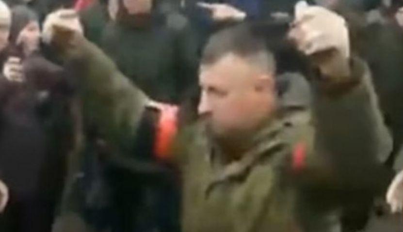 Руски войник се разходи сред гневни украинци с 2 гранати над главата си, призова ги да... ВИДЕО 