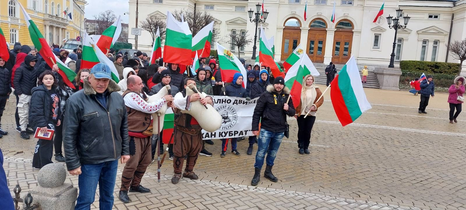 Веселин Костов, лидер на национално движение "Хан Кубрат", поведе родолюбците, поднасяйки почитта на 3 март