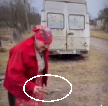 Въоръжени украински баби се включват във войната! Ще трепят руснаците с... ВИДЕО