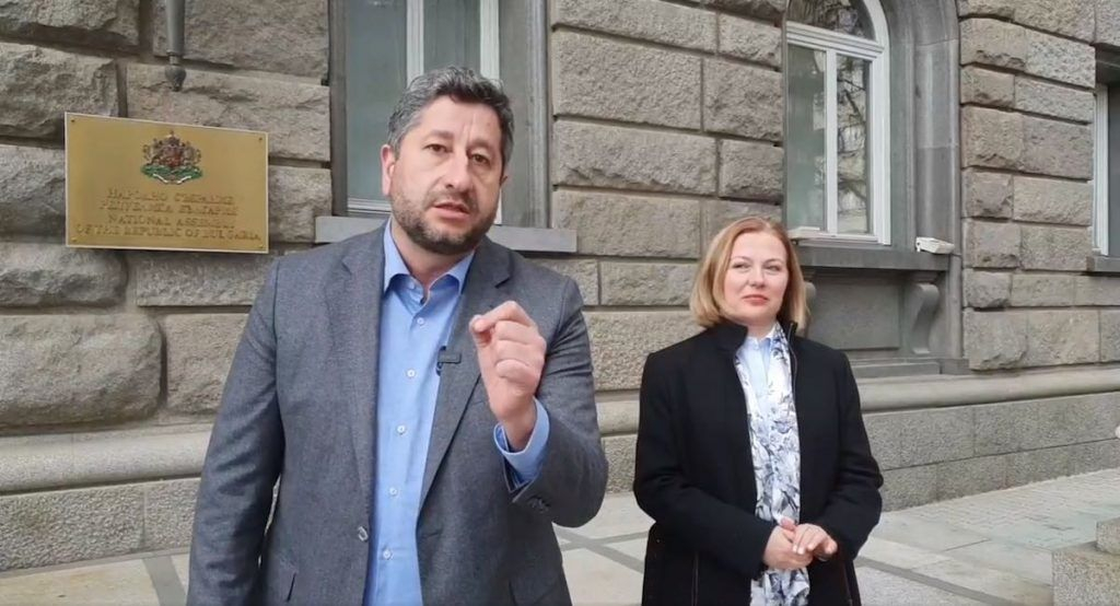 Сигналите на Йорданова срещу Гешев - спукани фейсбук балони на Прокопиев
