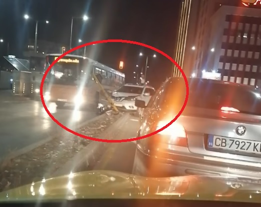 Адско меле по тъмна доба с автобус в София ВИДЕО
