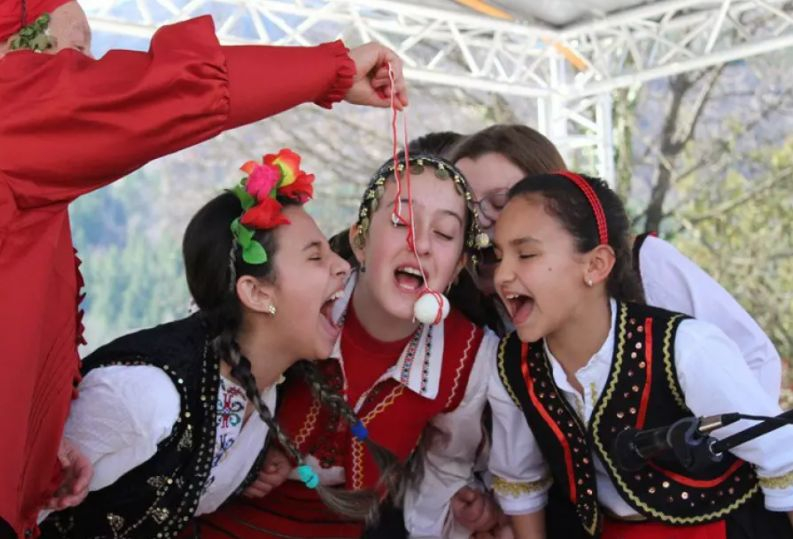 Голям празник е! Спазват се строги обичаи с прошка и огън