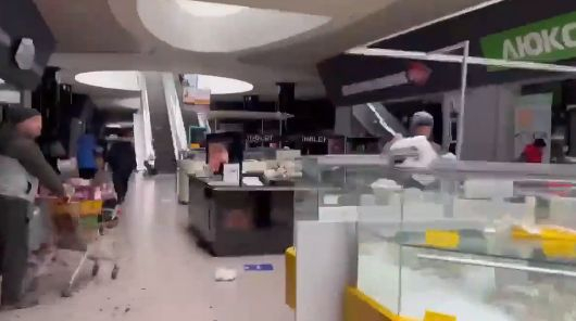 Скандално ВИДЕО от Мариупол: Украинци крадат наред из най-големия мол в града